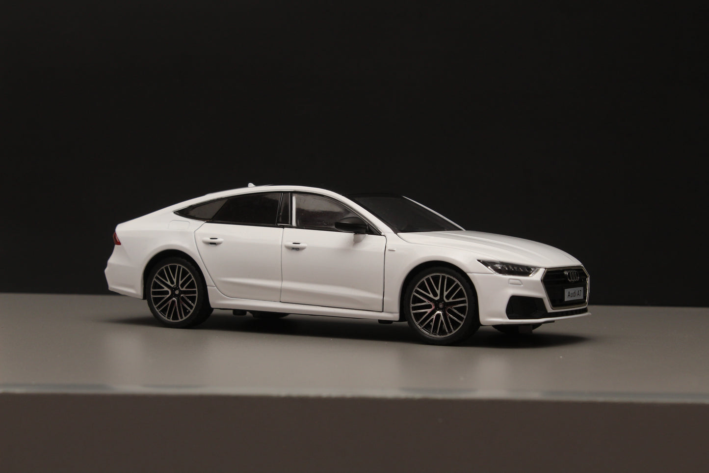 1:24 Audi A7 High Quality Diecast (White) - Kunju Vandi