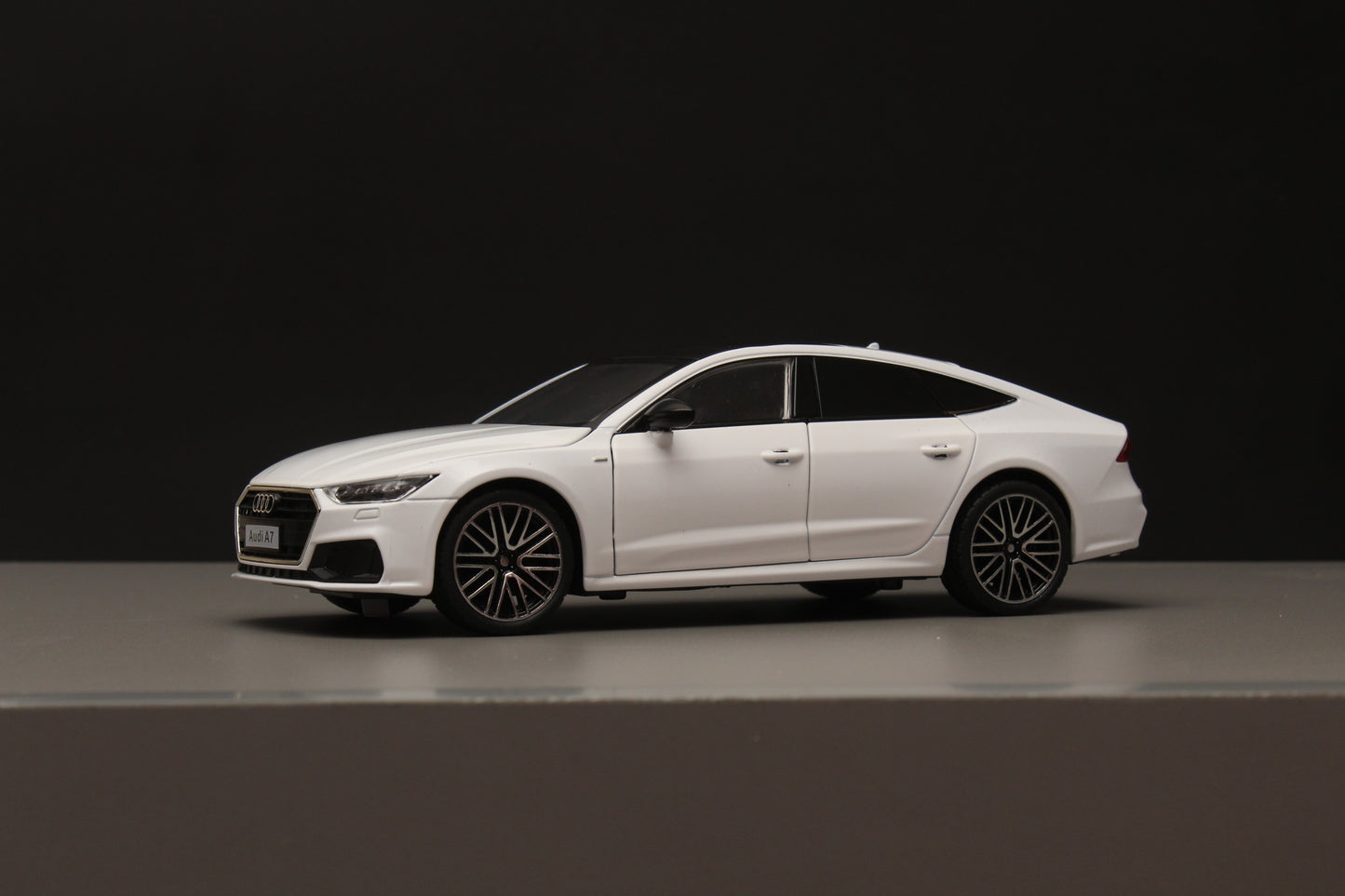 1:24 Audi A7 High Quality Diecast (White) - Kunju Vandi