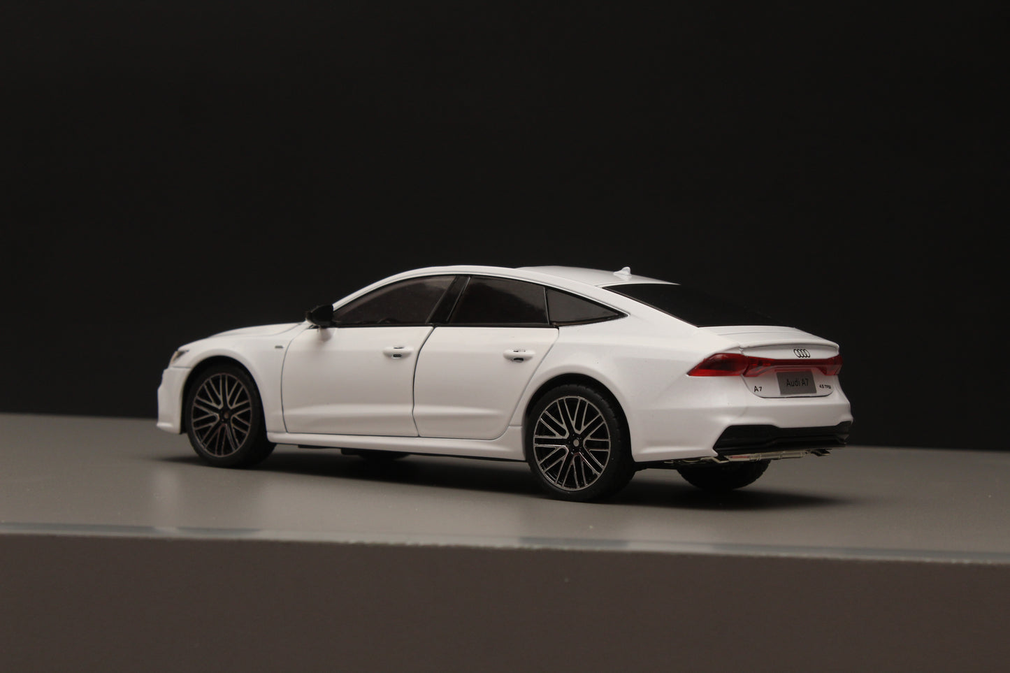 1:24 Audi A7 High Quality Diecast (White) - Kunju Vandi