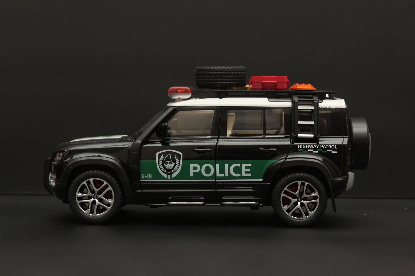 1:24 Defender ,Police Version, Premium Quality Diecast (Black) - Kunju Vandi