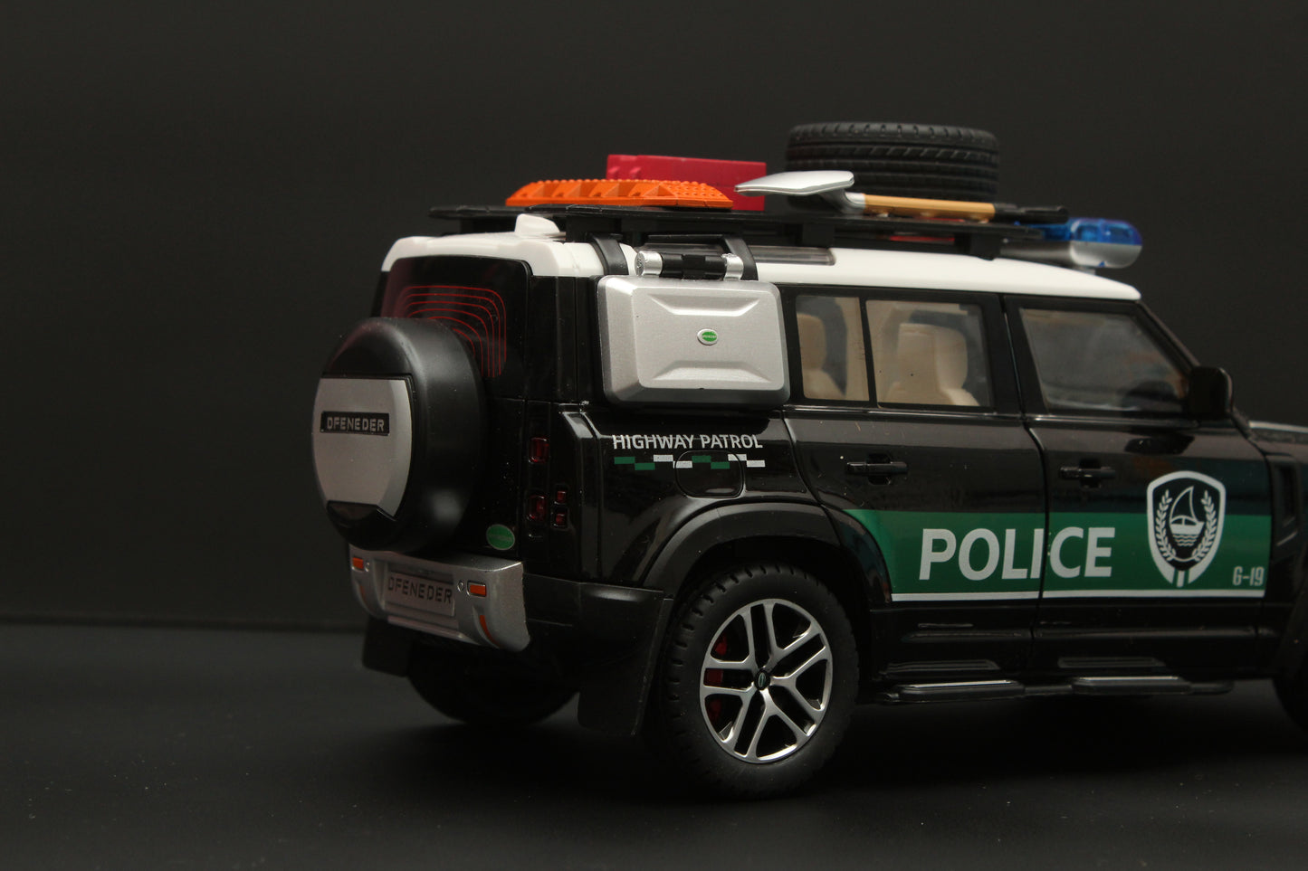 1:24 Defender ,Police Version, Premium Quality Diecast (Black) - Kunju Vandi
