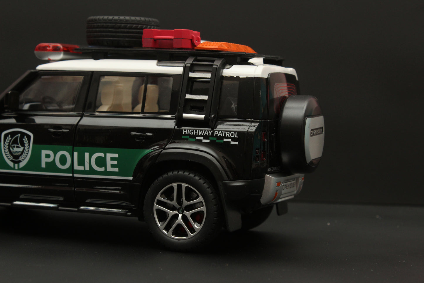 1:24 Defender ,Police Version, Premium Quality Diecast (Black) - Kunju Vandi