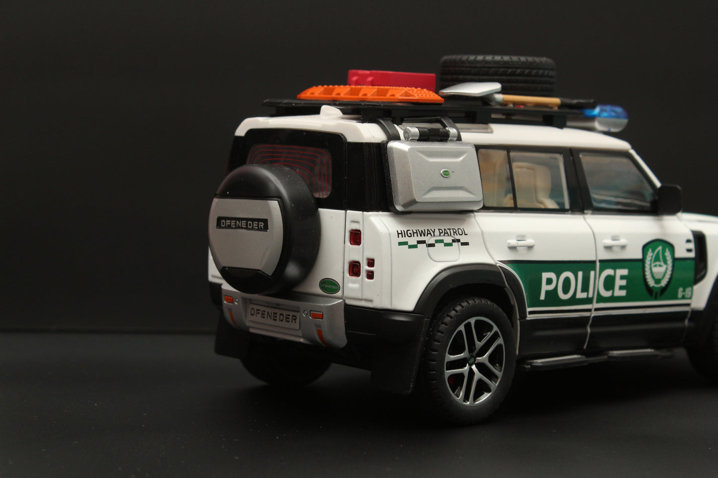 1:24 Defender ,Police Version, Premium Quality Diecast (White) - Kunju Vandi