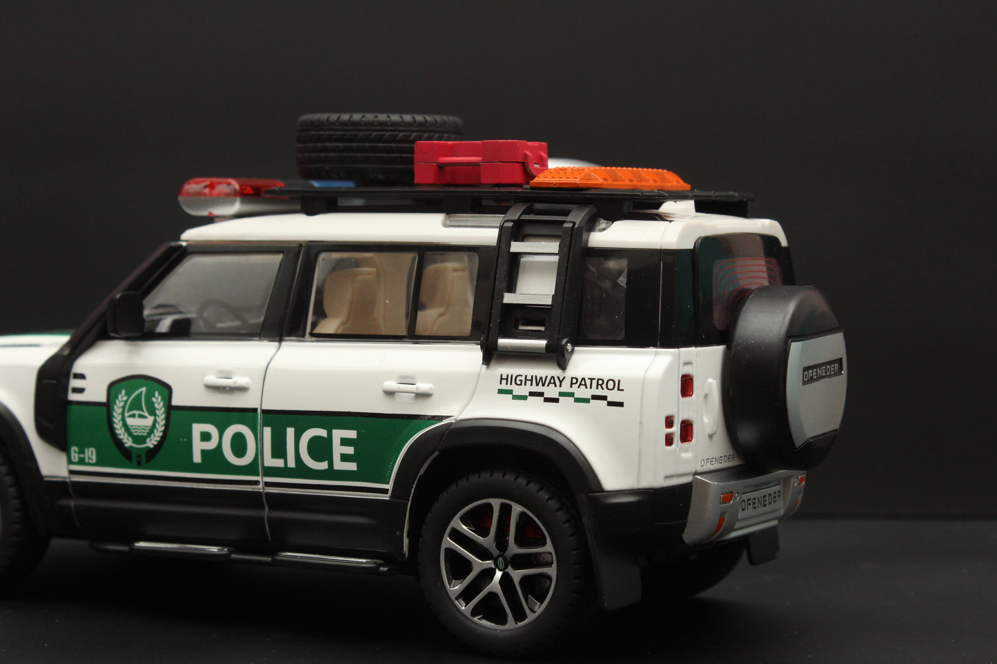 1:24 Defender ,Police Version, Premium Quality Diecast (White) - Kunju Vandi