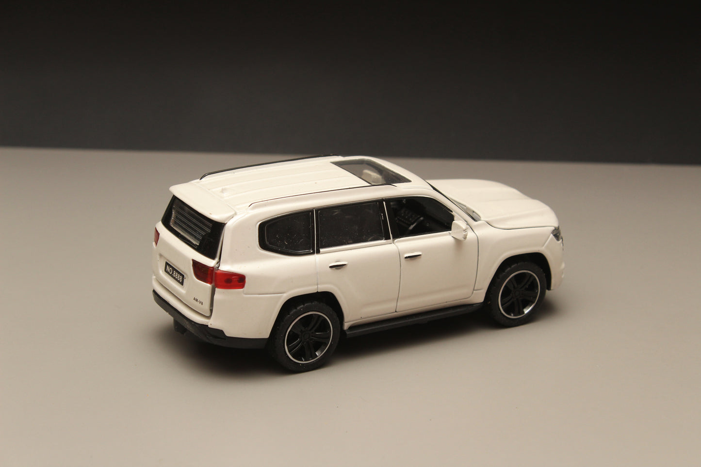 1:32 Land Cruiser Diecast White - Kunju Vandi