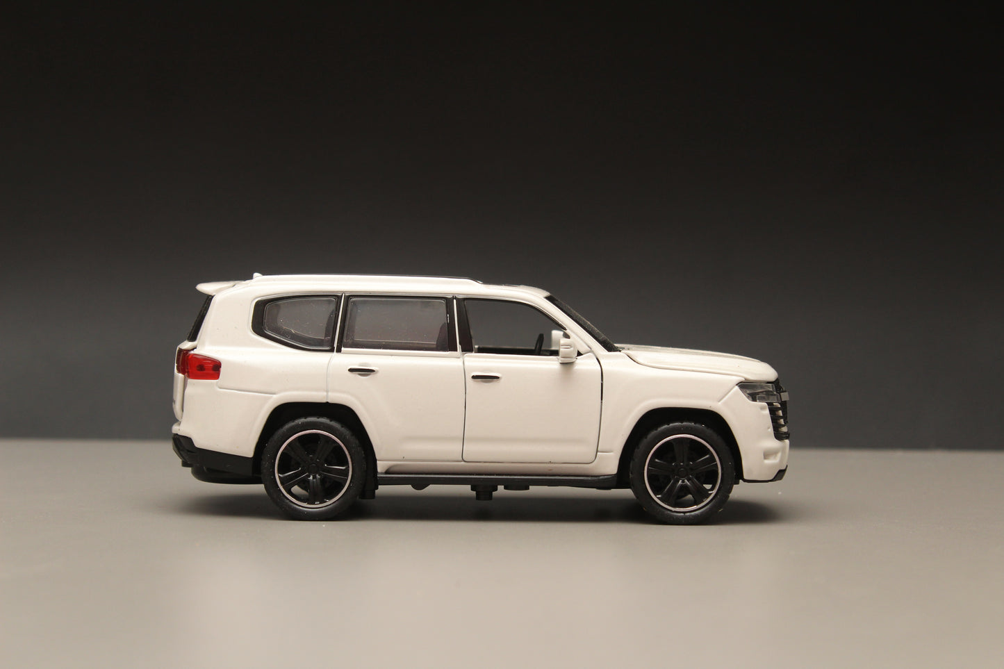 1:32 Land Cruiser Diecast White - Kunju Vandi