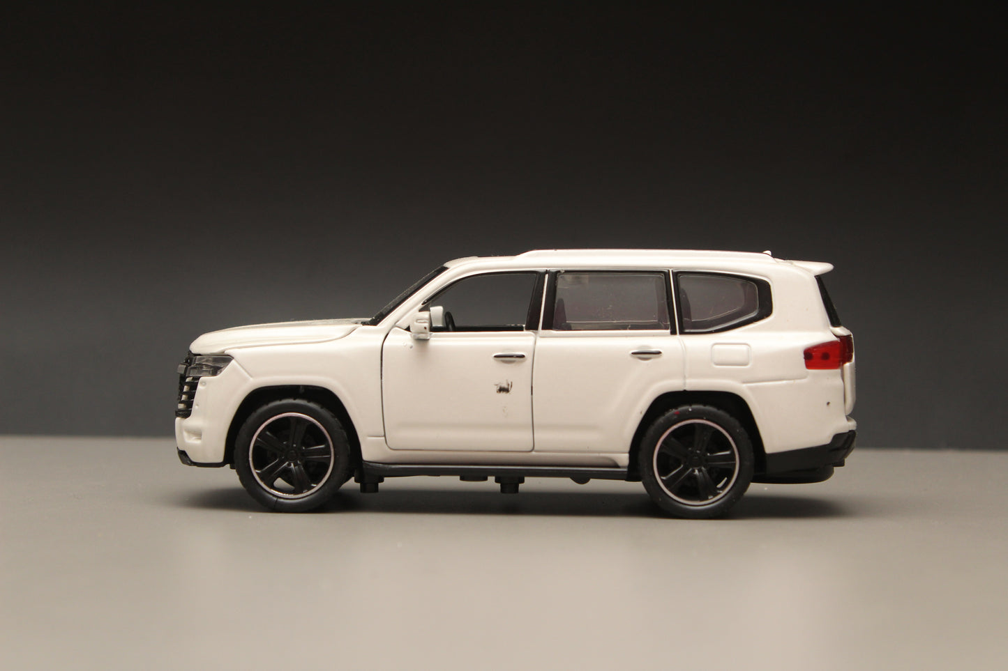 1:32 Land Cruiser Diecast White - Kunju Vandi