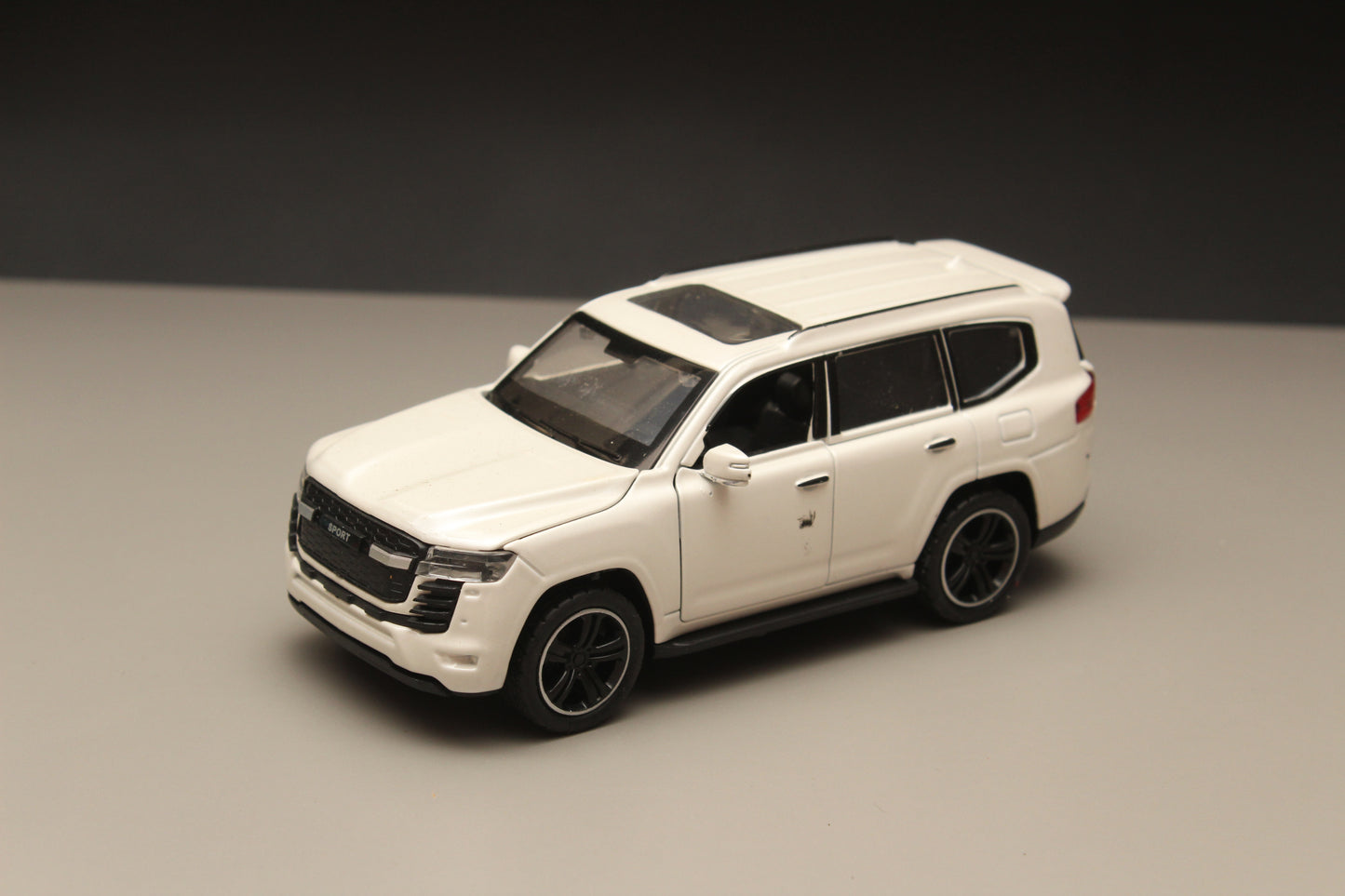 1:32 Land Cruiser Diecast White - Kunju Vandi