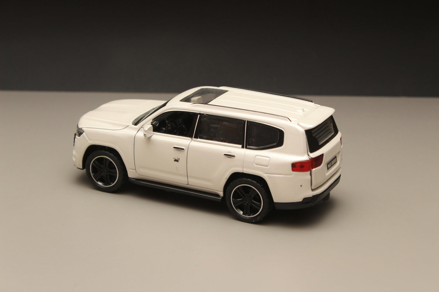 1:32 Land Cruiser Diecast White - Kunju Vandi