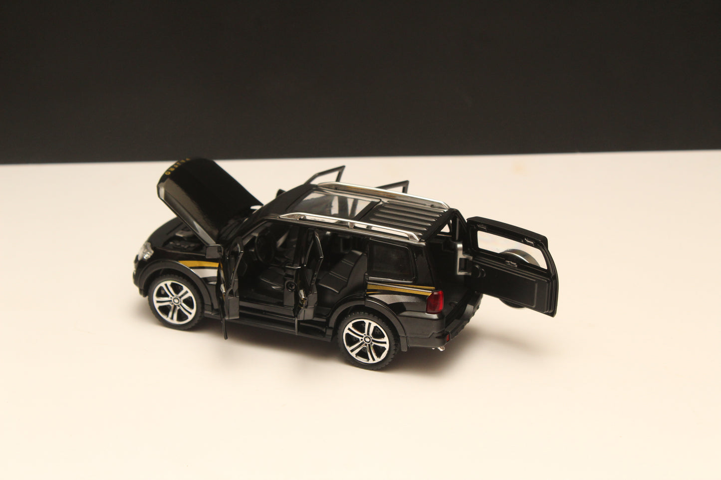 1:32 Pajero Diecast Black - Kunju Vandi