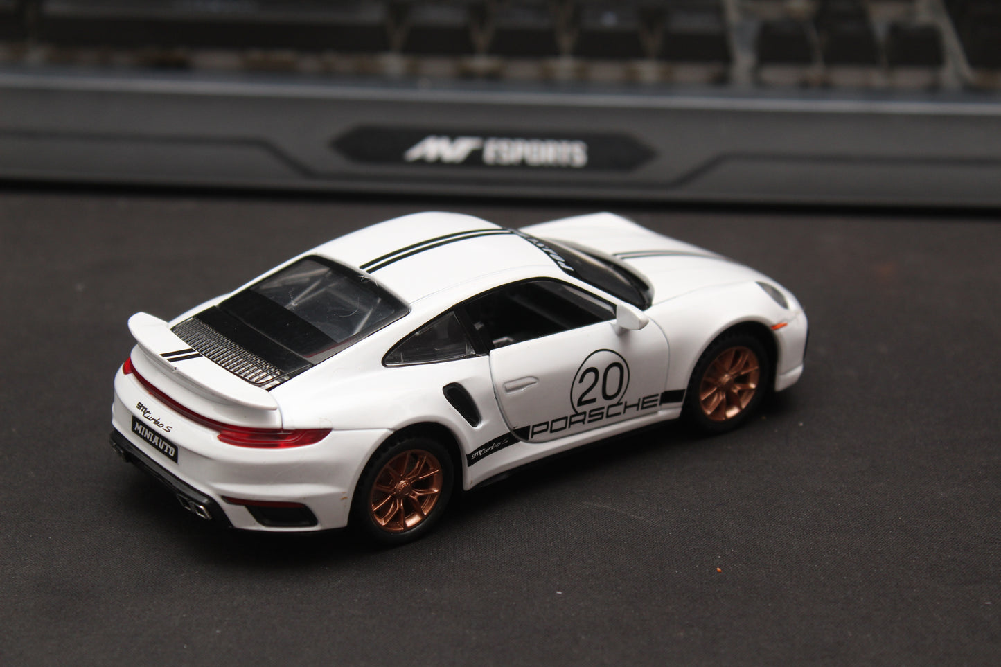1:32 Porsche 911 turbo Diecast (white) - Kunju Vandi