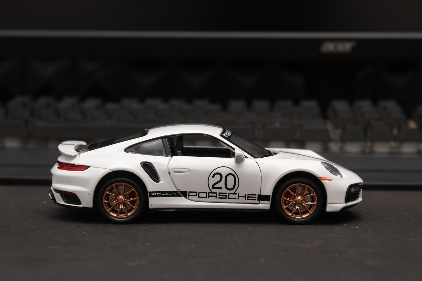 1:32 Porsche 911 turbo Diecast (white) - Kunju Vandi