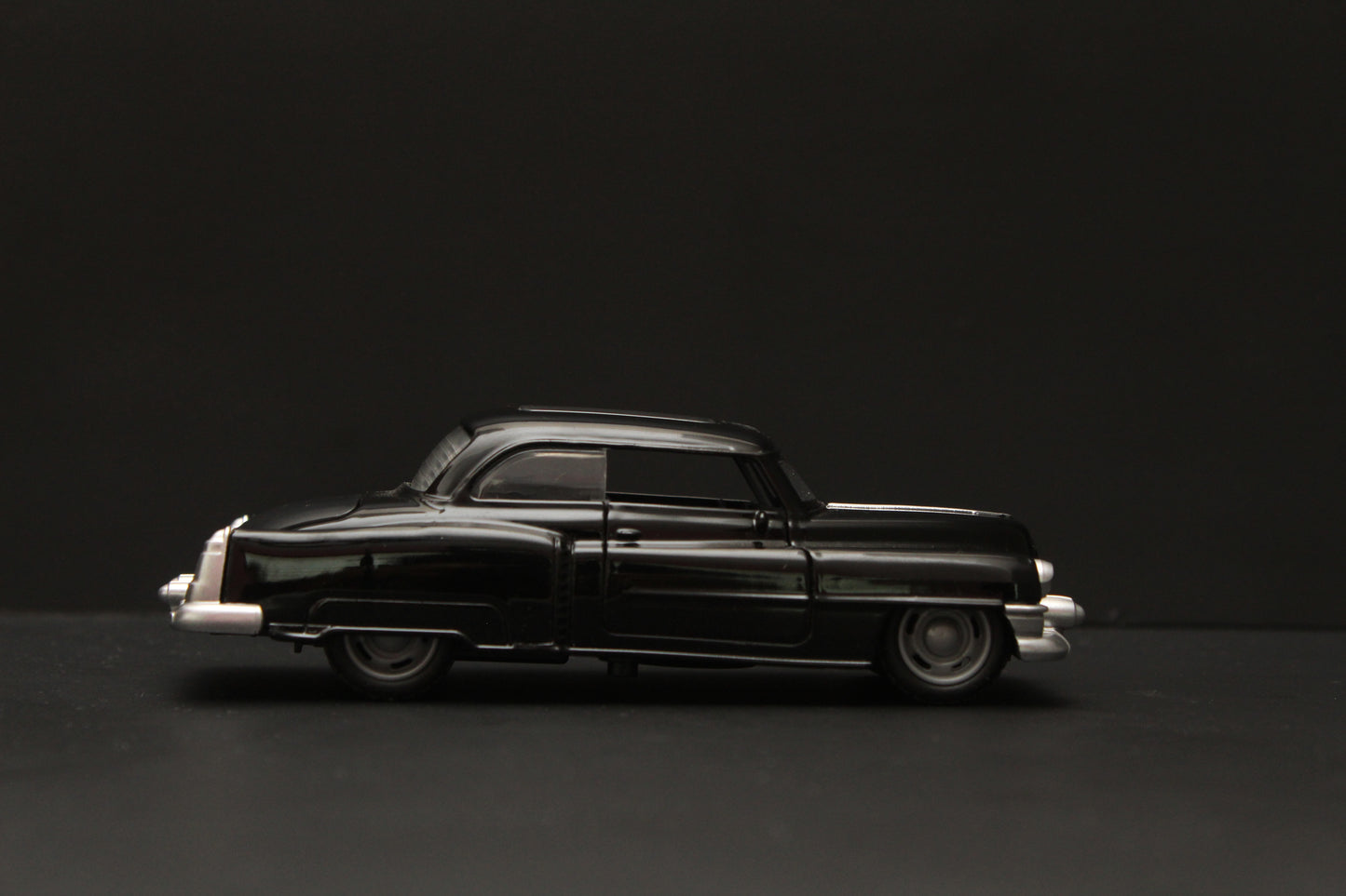 1:36 Cadillac Diecast Car Black - Kunju Vandi