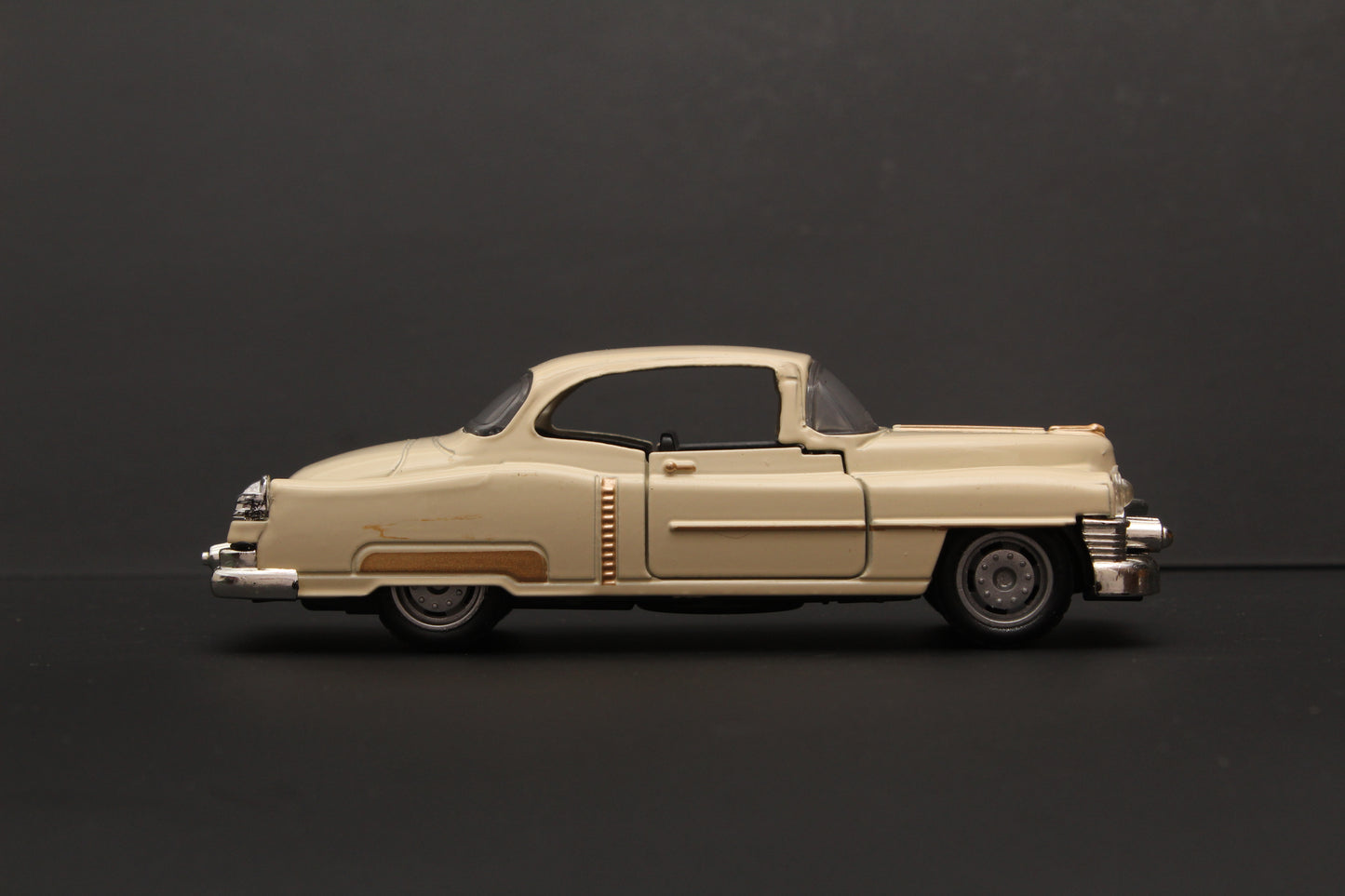 1:36 Classic Car Ivory - Kunju Vandi