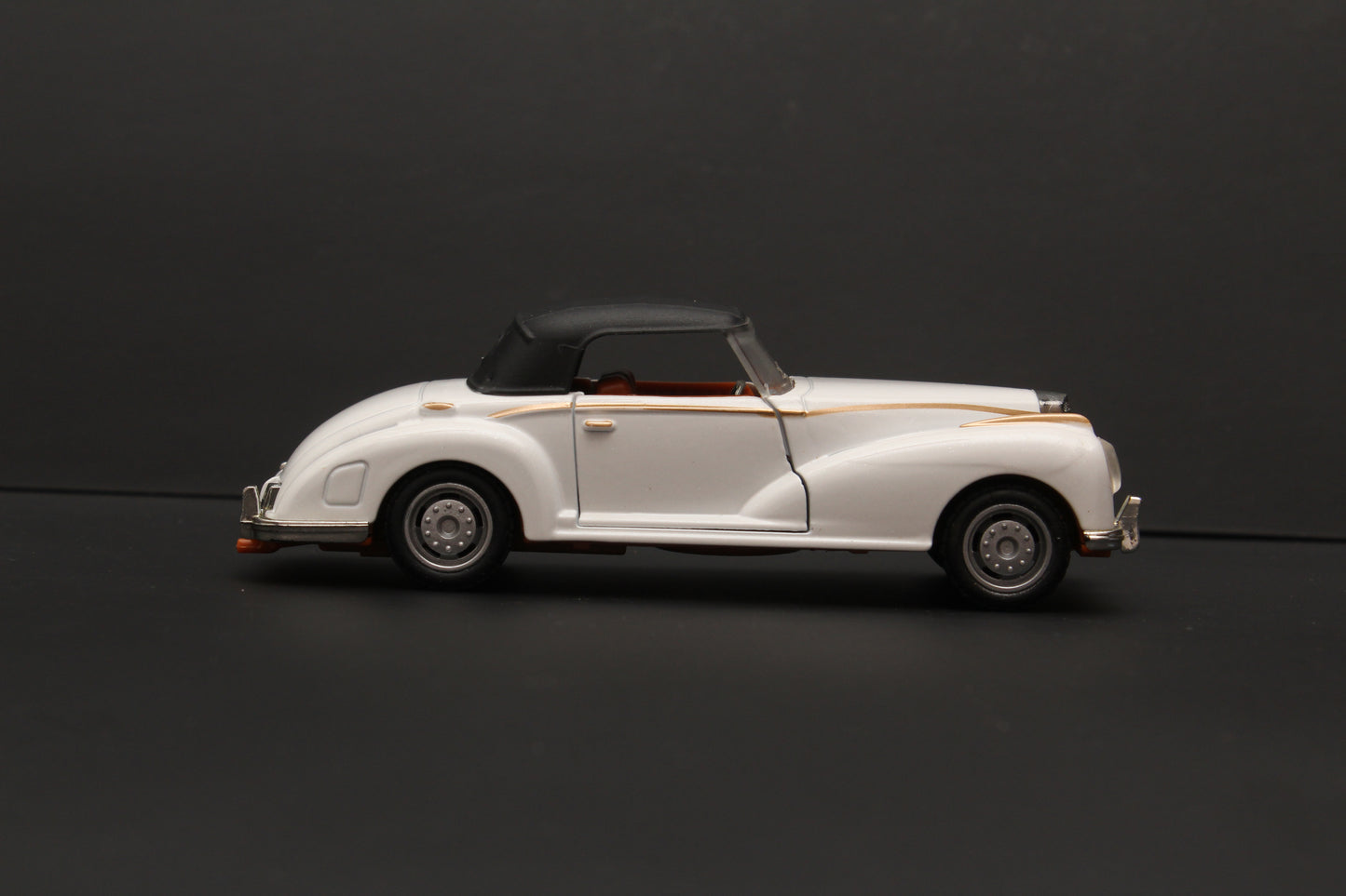 1:36 Classic Car White (Hard Top) - Kunju Vandi