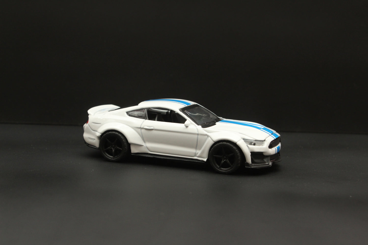 1:36 Mustang Metal Body (White) - Kunju Vandi