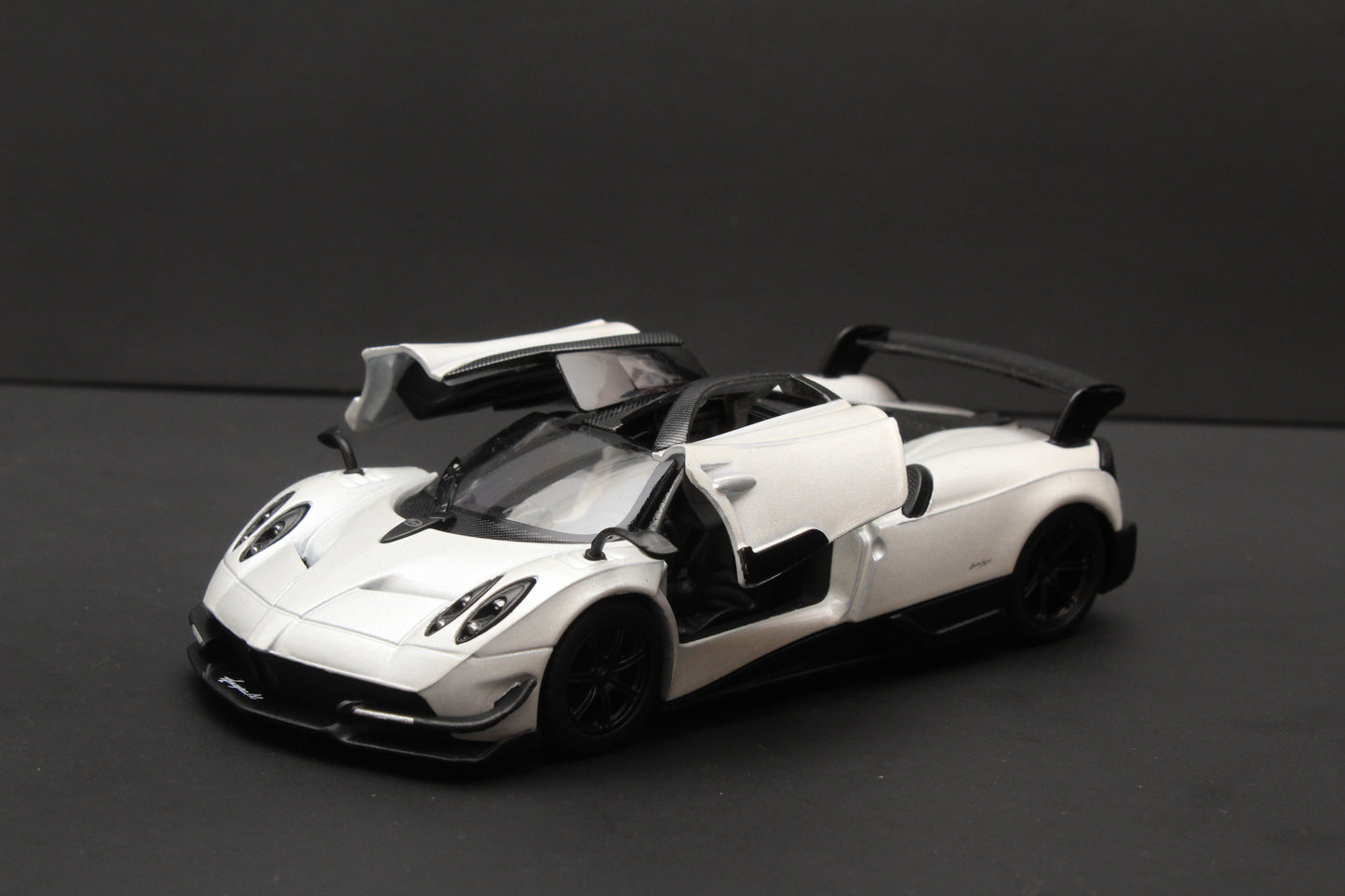 1:38 kinsmart 2016 Pagani Huayra BC - Kunju Vandi