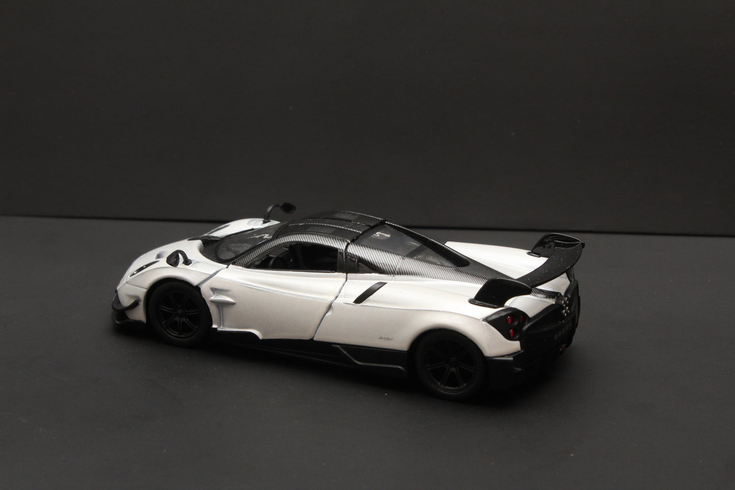 1:38 kinsmart 2016 Pagani Huayra BC - Kunju Vandi