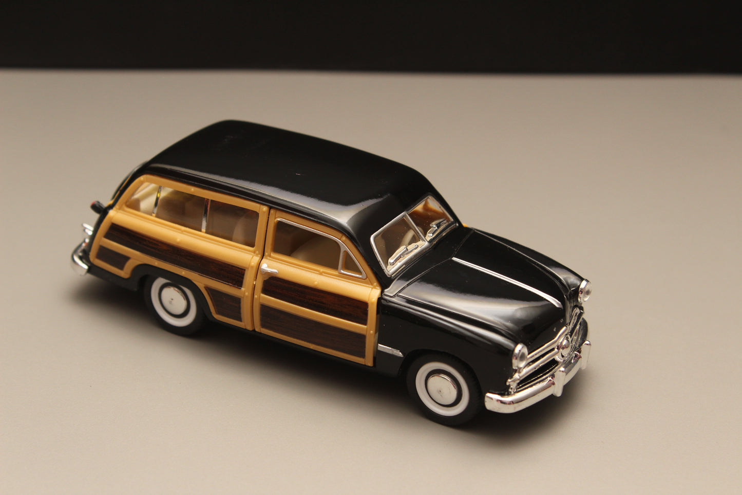 1:40 kinsmart Ford Woody Wagon Black - Kunju Vandi