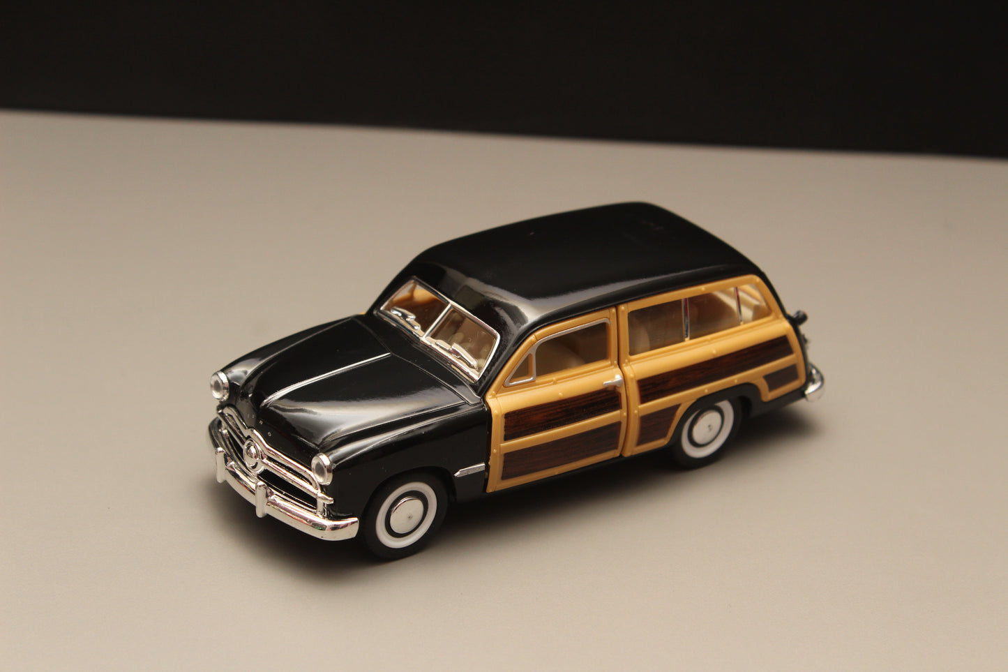 1:40 kinsmart Ford Woody Wagon Black - Kunju Vandi