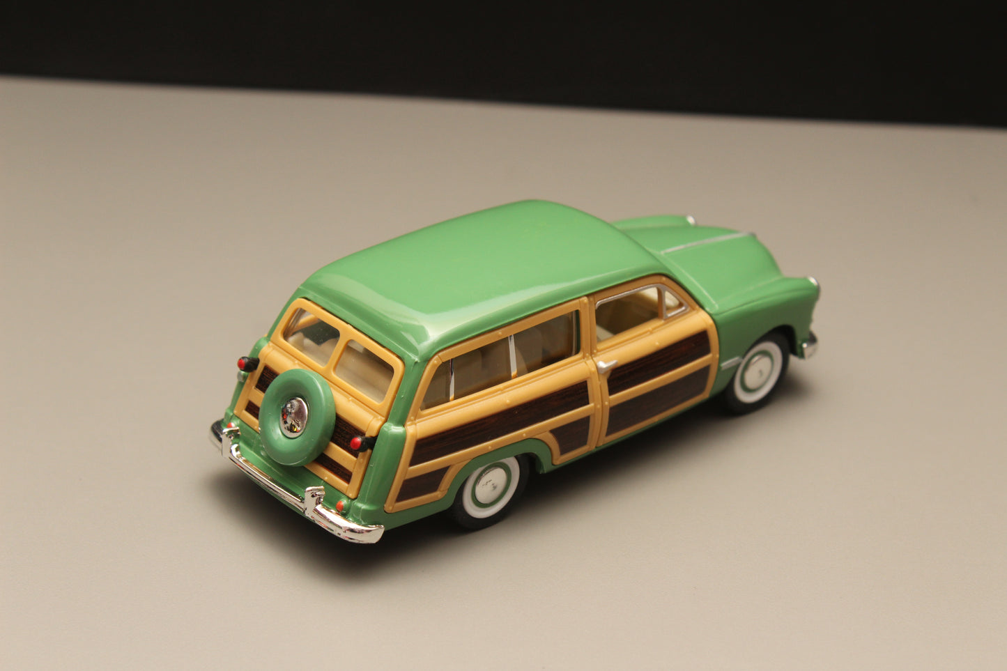 1:40 kinsmart Ford Woody Wagon Green - Kunju Vandi