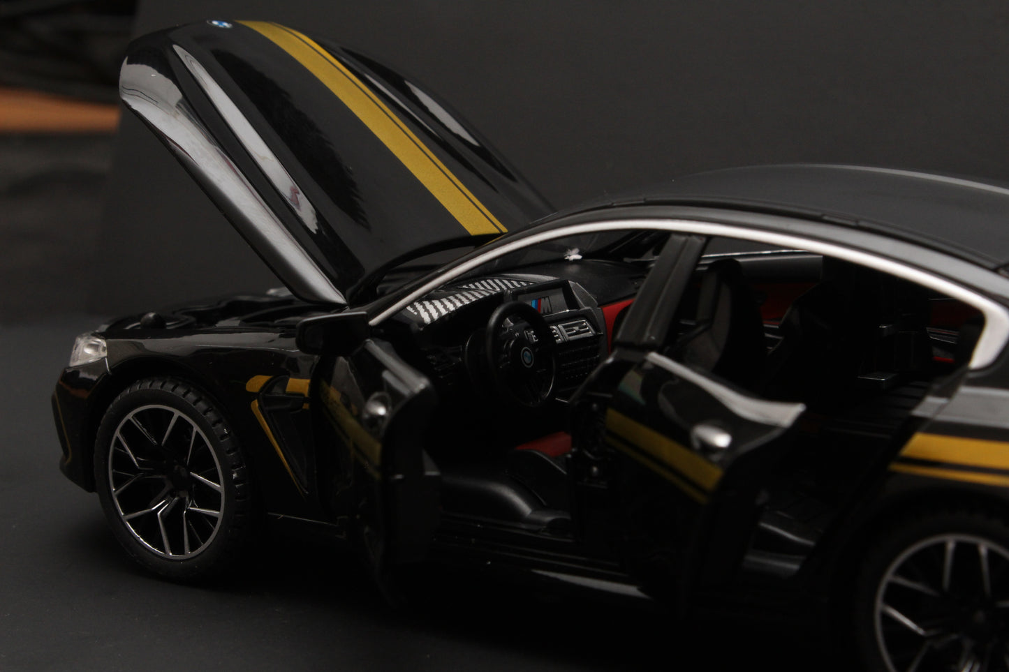 1:24 BMW M8 ,High Quality Black - Kunju Vandi