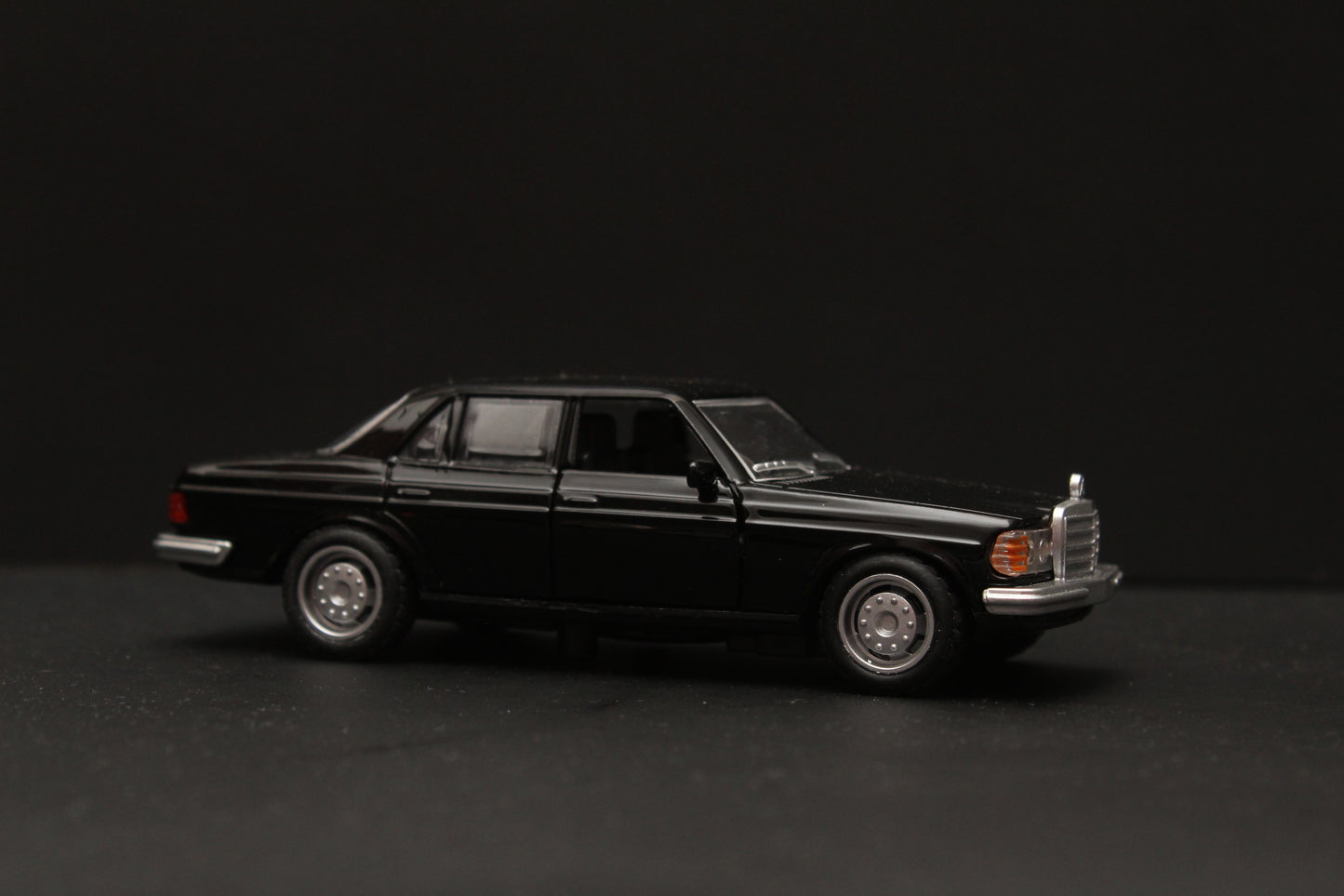 1:36 Mercedes Benz W123 Metal Diecast Car (Black) - Kunju Vandi