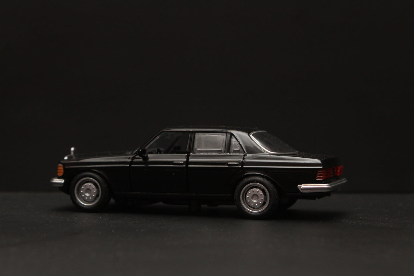 1:36 Mercedes Benz W123 Metal Diecast Car (Black) - Kunju Vandi