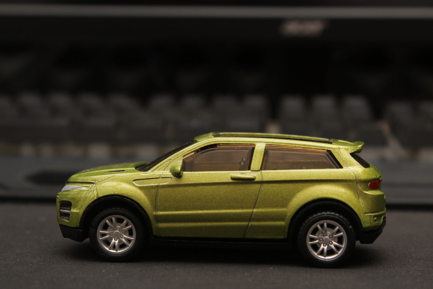 1:43 Range Rover Diecast Green - Kunju Vandi
