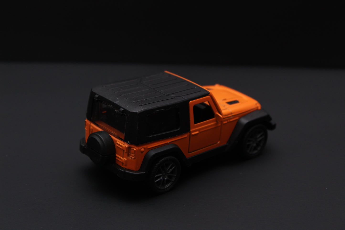 1:43 Thar Diecast Orange