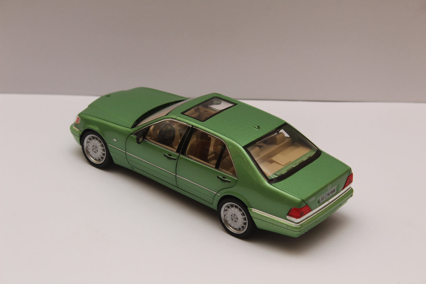 1:24 Mercedes-Benz S320 High Quality Diecast (Green) - Kunju Vandi