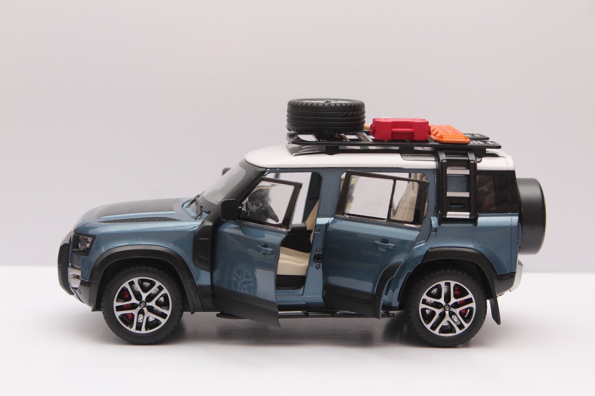 1:24 Defender High Quality Diecast -  Kunju Vandi  