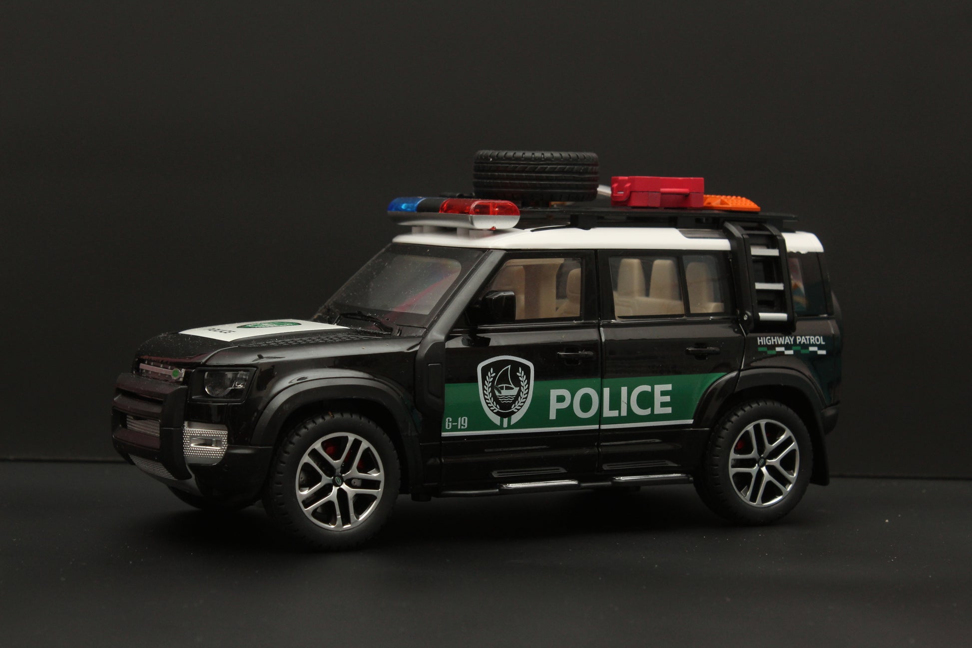 1:24 Defender ,Police Version, Premium Quality Diecast (Black) -  Kunju Vandi  