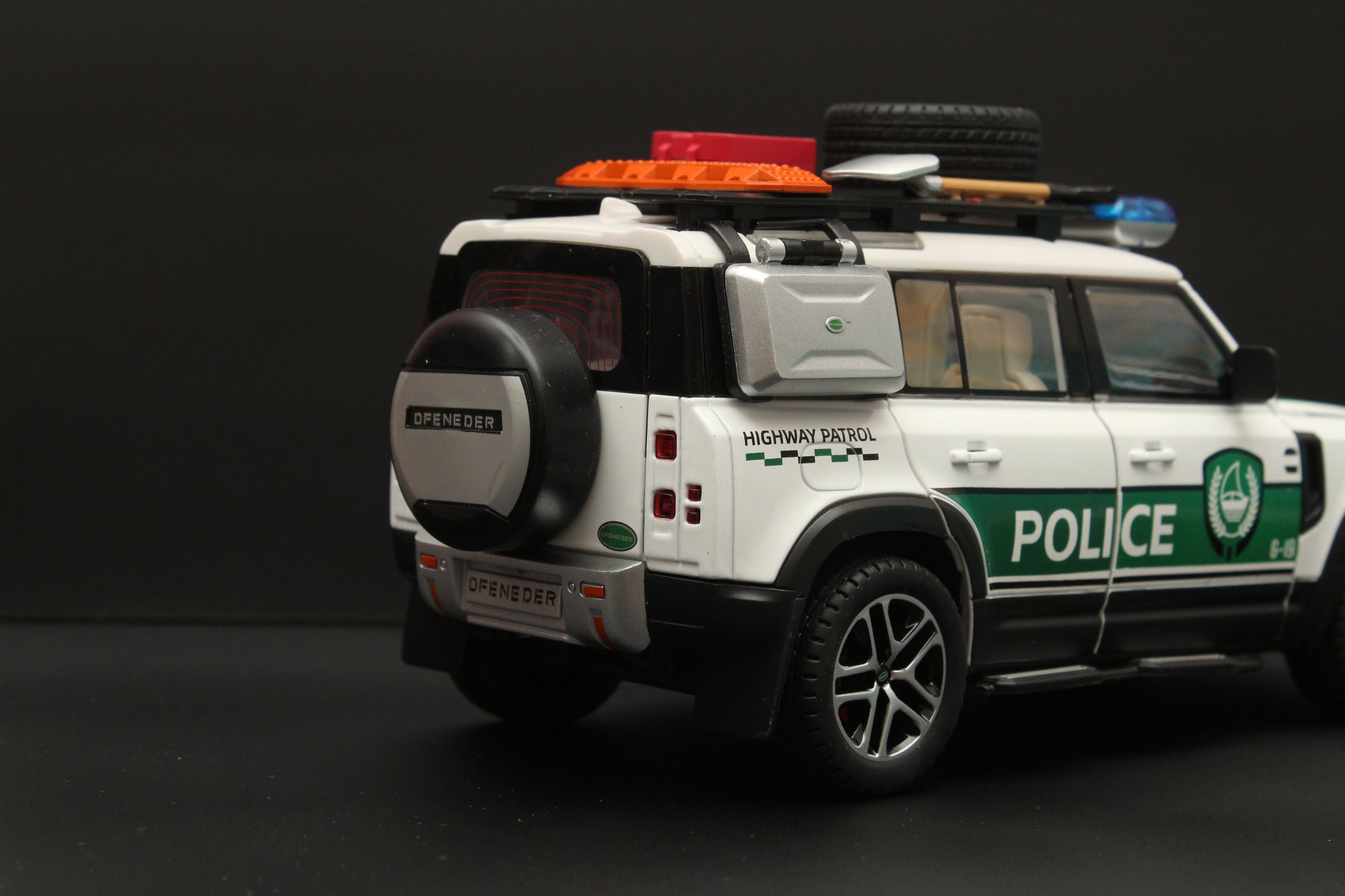 1:24 Defender ,Police Version, Premium Quality Diecast (White) -  Kunju Vandi  