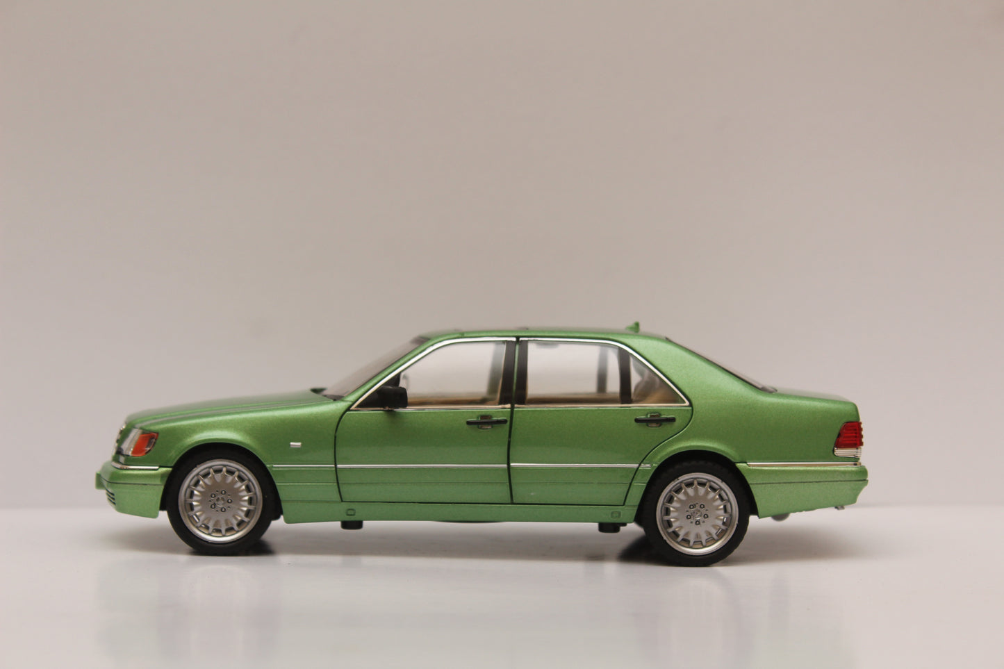 1:24 Mercedes-Benz S320 High Quality Diecast (Green) -  Kunju Vandi  