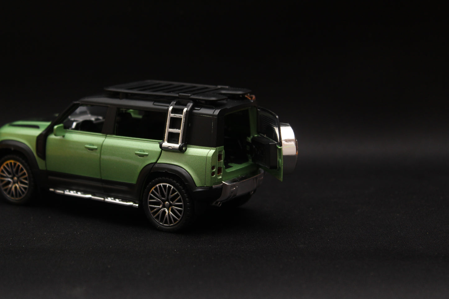 1:32 Defender Green Diecast -  Kunju Vandi  