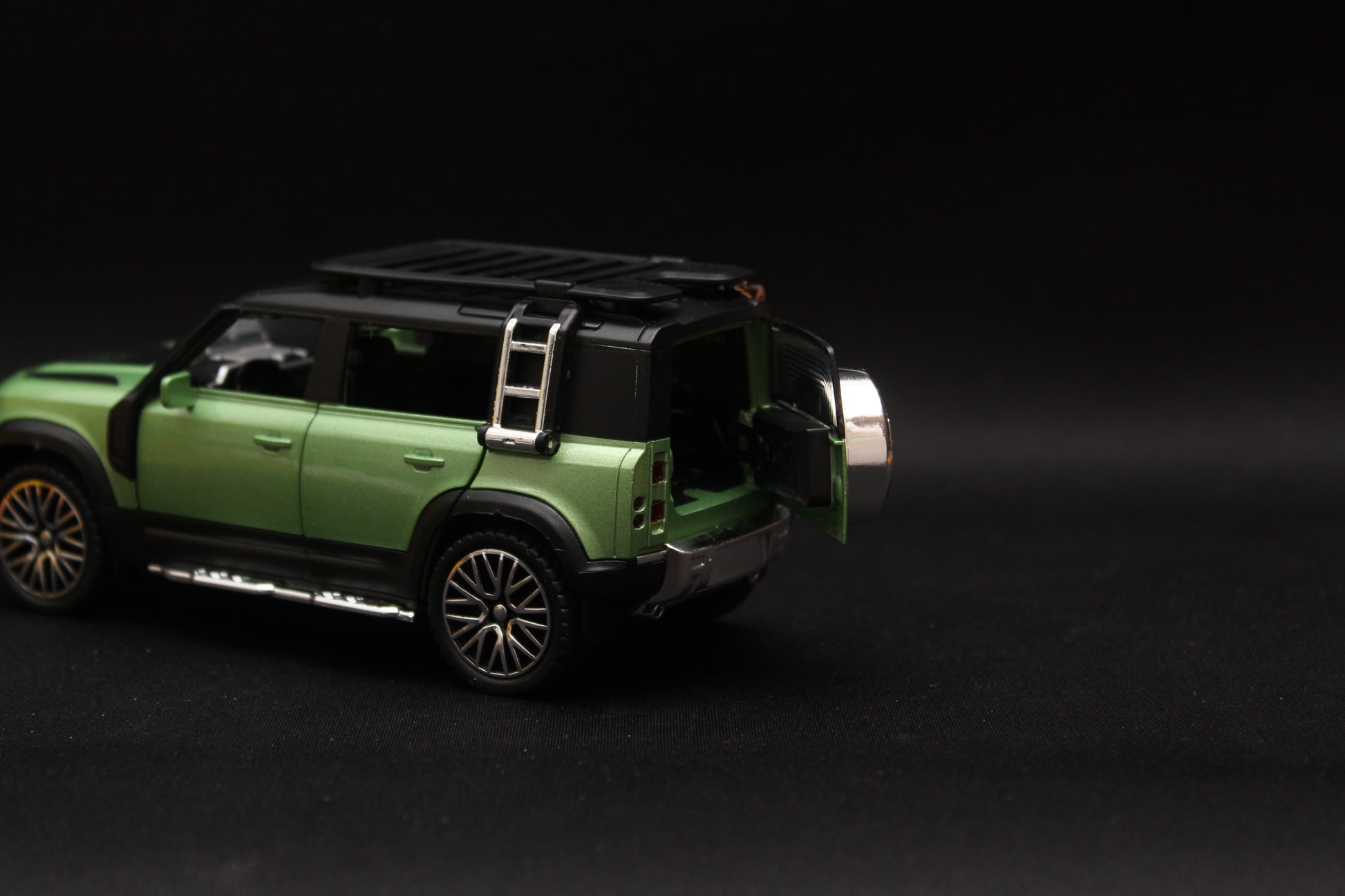 1:32 Defender Green Diecast -  Kunju Vandi  