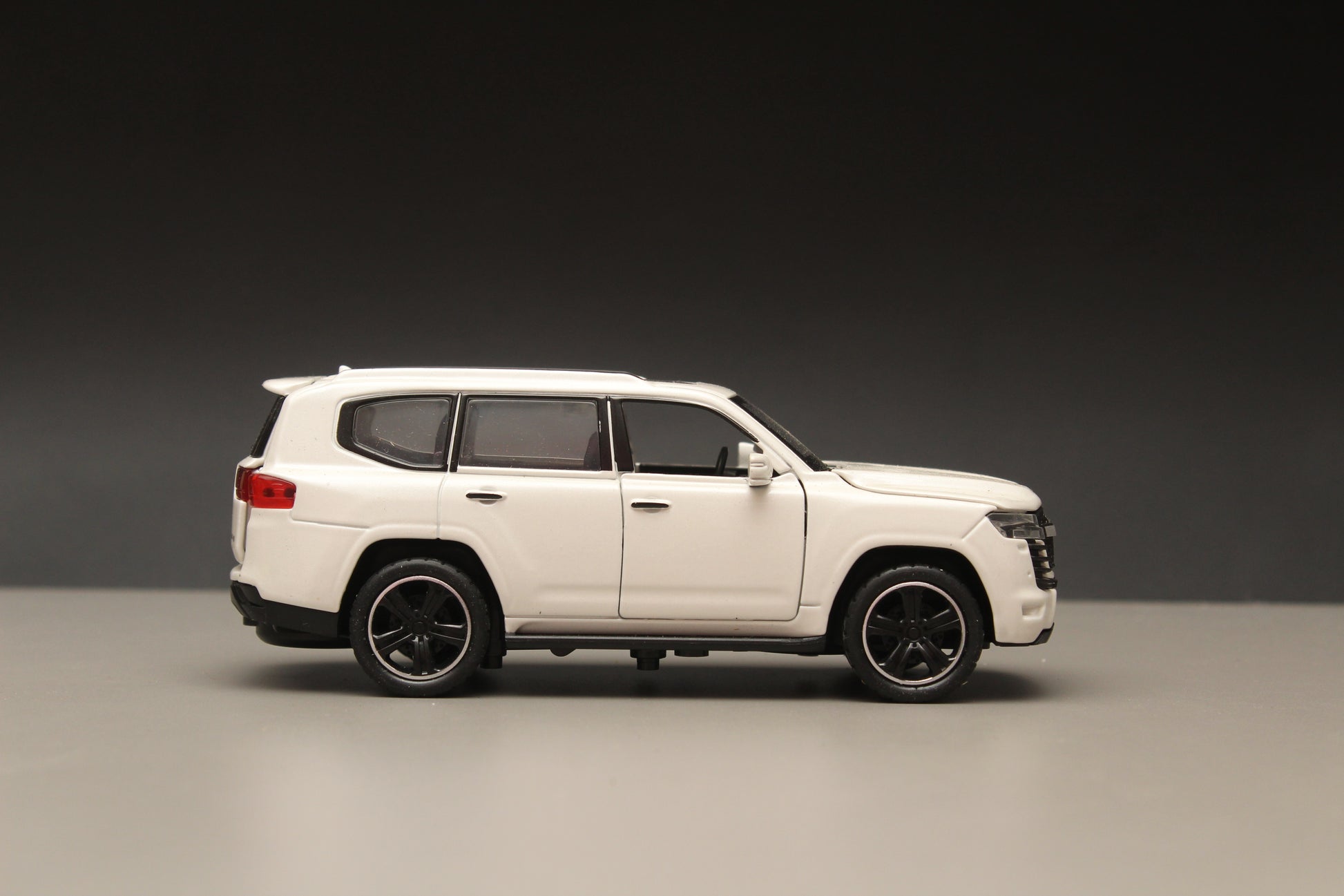 1:32 Land Cruiser Diecast White -  Kunju Vandi  