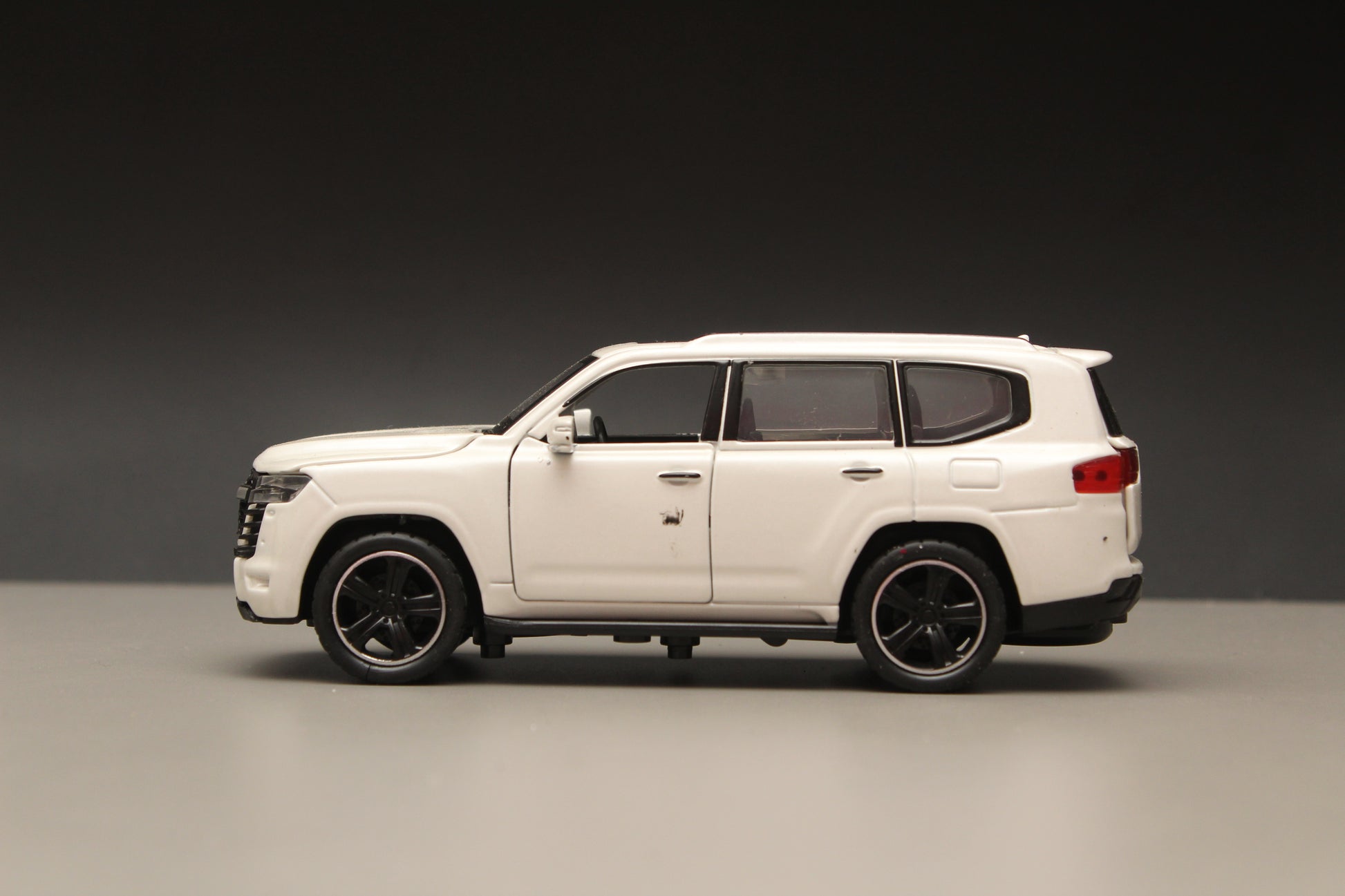 1:32 Land Cruiser Diecast White -  Kunju Vandi  