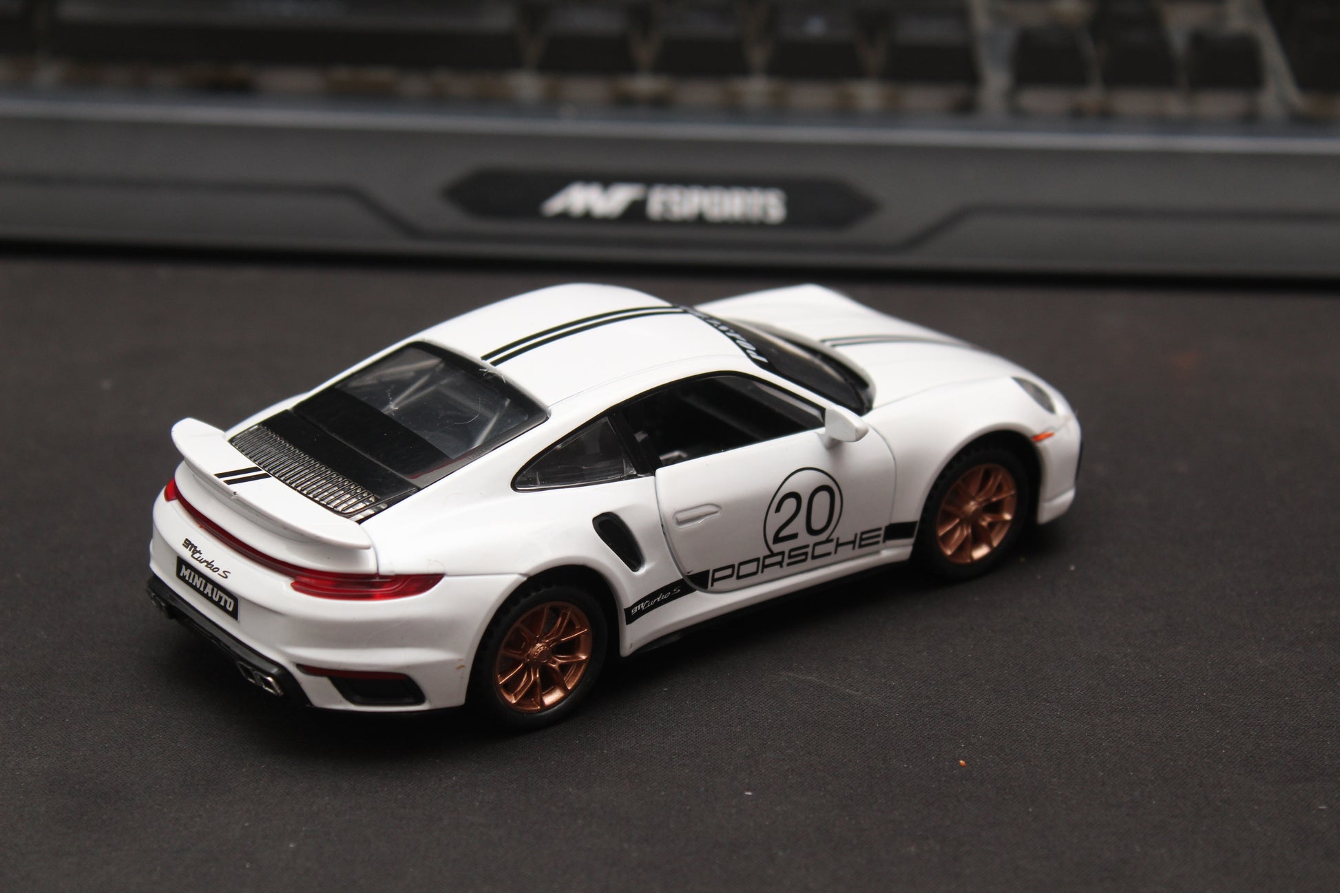 1:32 Porsche 911 turbo Diecast (white) -  Kunju Vandi  