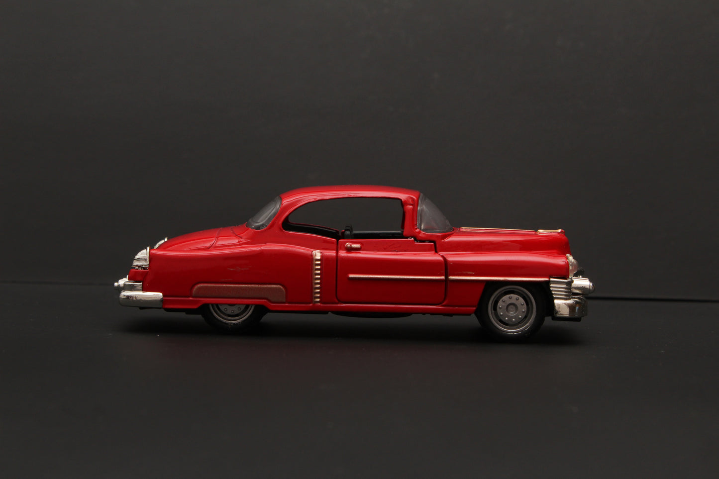 1:36 Classic Car Red -  Kunju Vandi  