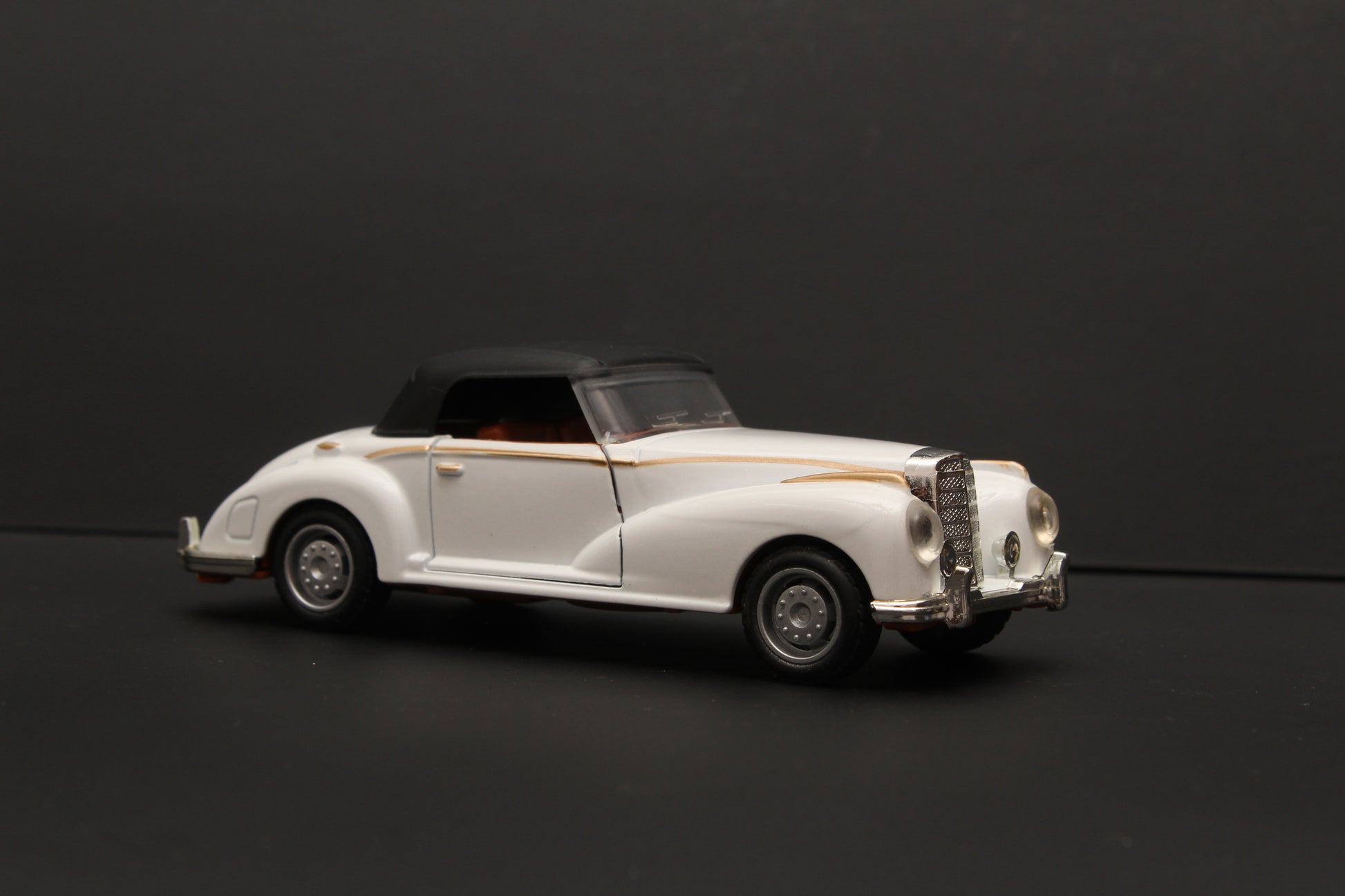 1:36 Classic Car White (Hard Top) -  Kunju Vandi  