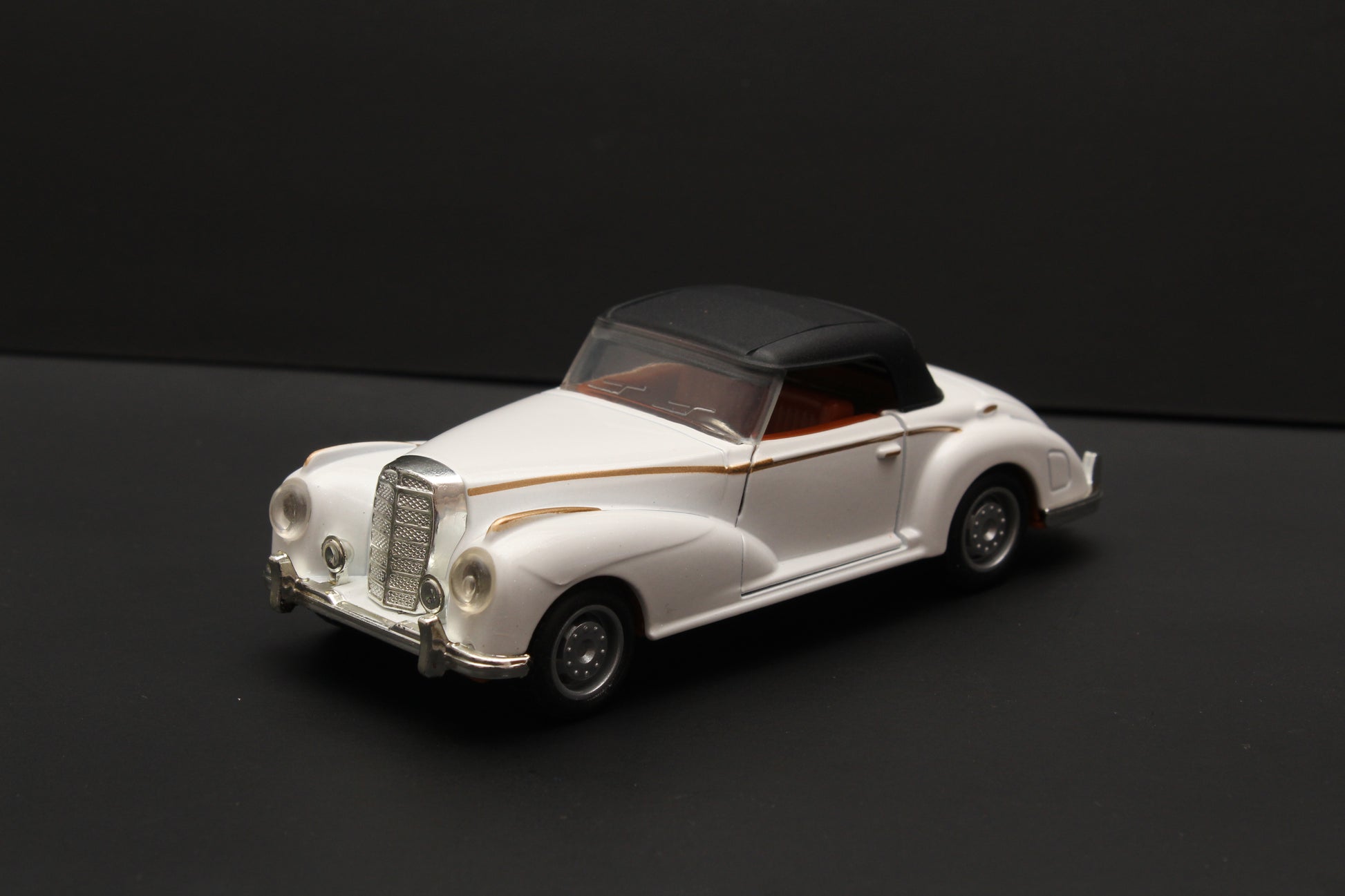 1:36 Classic Car White (Hard Top) -  Kunju Vandi  