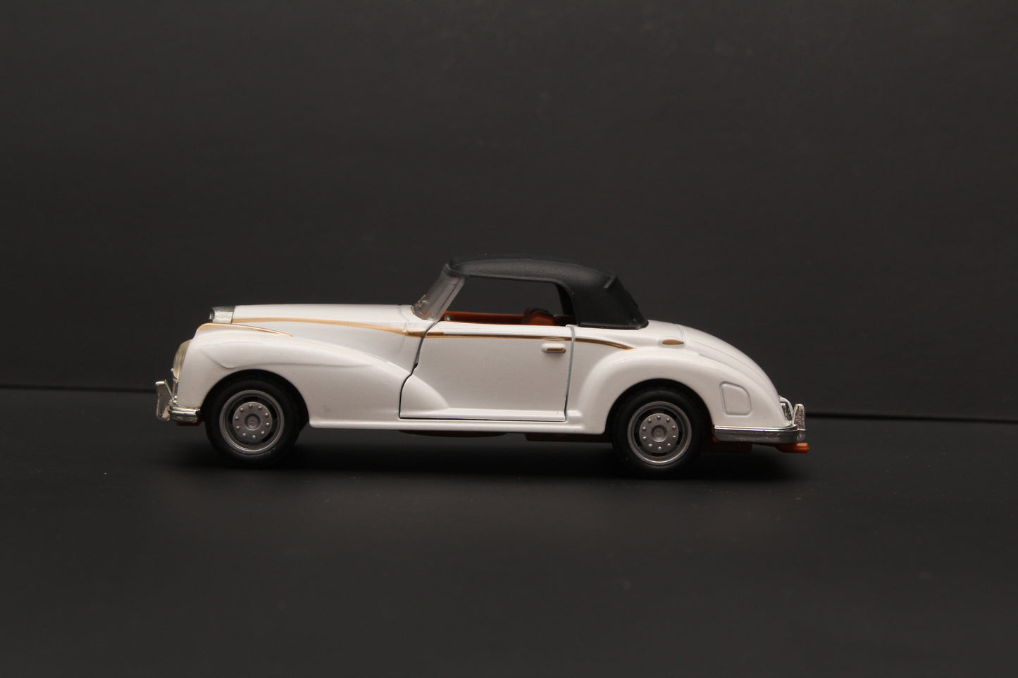 1:36 Classic Car White (Hard Top) -  Kunju Vandi  