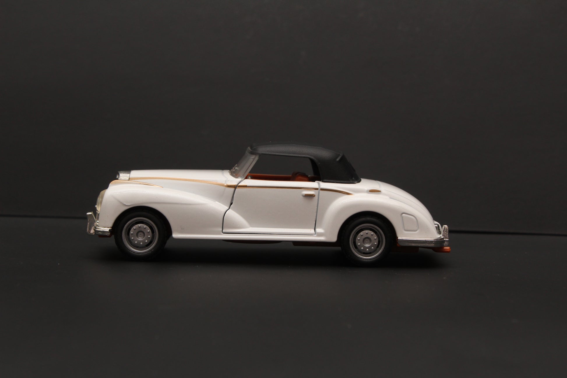 1:36 Classic Car White (Hard Top) -  Kunju Vandi  