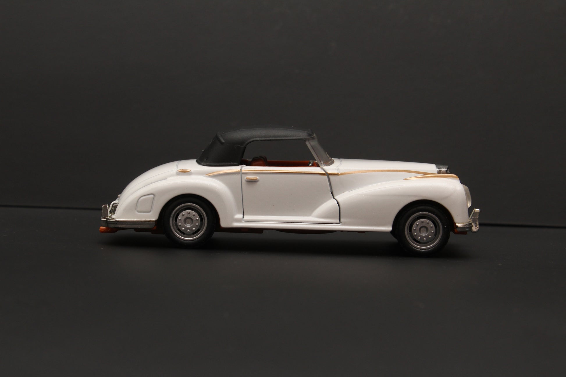 1:36 Classic Car White (Hard Top) -  Kunju Vandi  