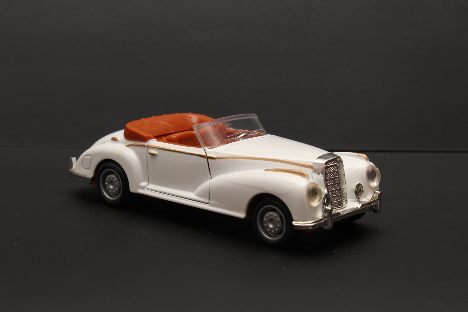 1:36 Classic Car White (Open Top) -  Kunju Vandi  