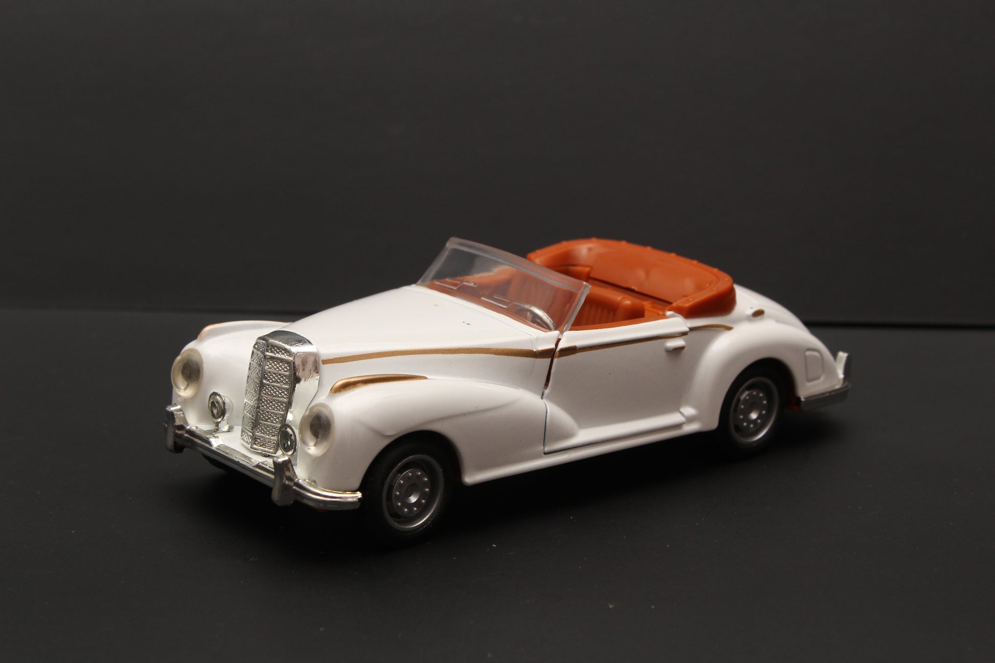 1:36 Classic Car White (Open Top) -  Kunju Vandi  