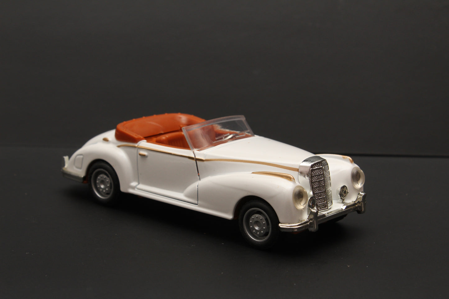 1:36 Classic Car White (Open Top) -  Kunju Vandi  