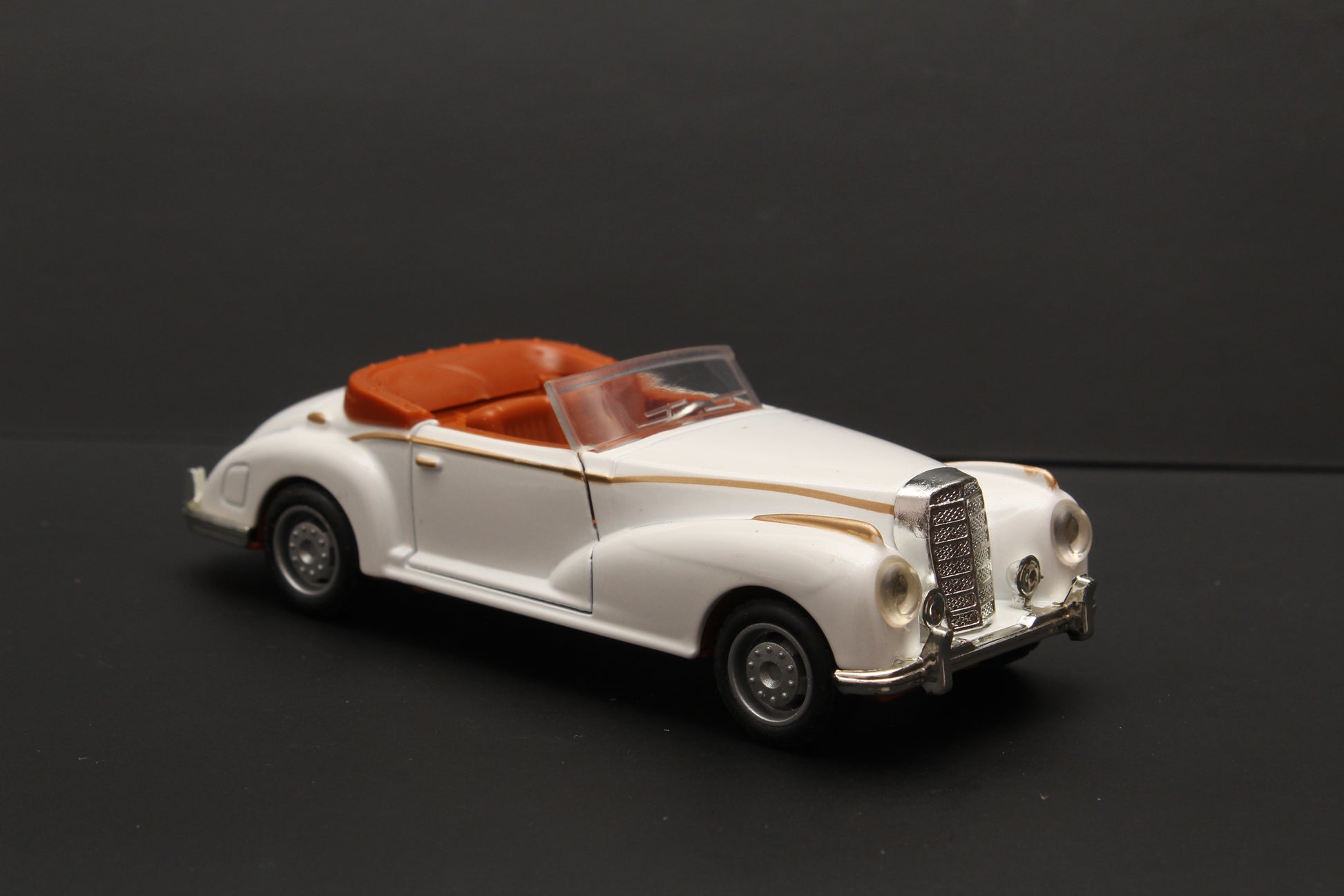 1:36 Classic Car White (Open Top) -  Kunju Vandi  